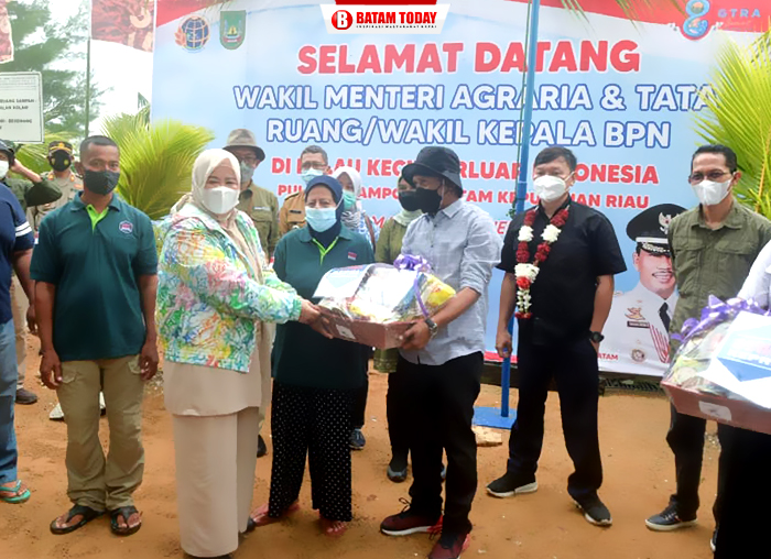 Wagub Marlin saat menyerahkan sembako kepada Kepala keluarga di Pulau Pelampong